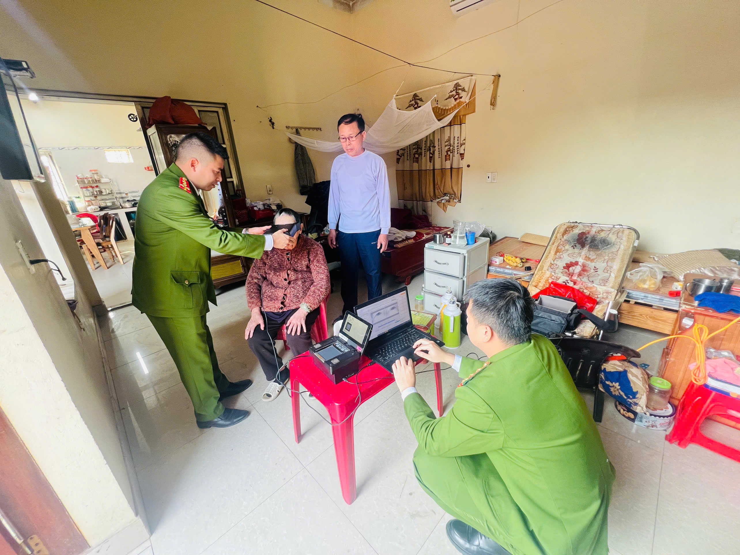 Công an huyện Tiên Lãng: Tổ chức thu thập thông tin làm Căn cước lưu động cho 02 công dân cao tuổi